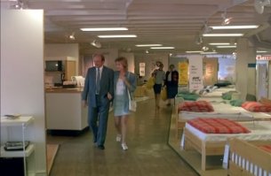 А мне нравится ИКЕЯ. Очень много хороших идей для интерьера квартиры почерпнула оттуда. Плюс возможность купить все в одном месте с доставкой по приемлемым ценам. Особенно нравятся обставленные "жилые зоны", где можно в живую увидеть как будут выглядеть те или иные вещи в интерьере, сочетания цветов и т.п. Кстати, ИКЕЯ на меня произвела впечатление еще сто лет назад при просмотре фильма "Интердевочка", где главная героиня, переехав в Швецию, ходит с мужем по магазину. Тогда сама концепция магазина, где можно спокойно ходить, трогать, сидеть, лежать на продаваемом товаре казалась для меня тогда просто фантастической.