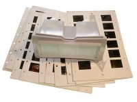 Напомнило игрушку времен СССР - стереоскоп и картинки-истории с маленькими человечками и зверушками. Казалось внутри - целый другой мир.