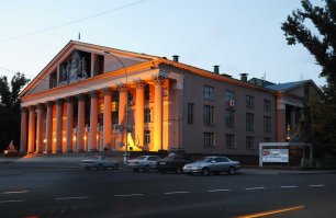 А вот в этом ДКМ (дом культуры металлургов) начинал свою творческую деятельность всемирно известный музыкант, композитор, певец и музыкальный критик Юрий Эдуардович Лоза...