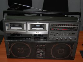 Был у меня зверь на фото. По звуковым характеристикам лучше его не было впоследствии ничего из домашних агрегатов! А перезапись кассет умудрялся делать с подавлением шумов и "растягиванием" частот звучания по всему диапазону. Хз как это удавалось. Жаль, пришлось забросить в основном из-за проблем с кассетами (их просто заменили более продвинутые носители)