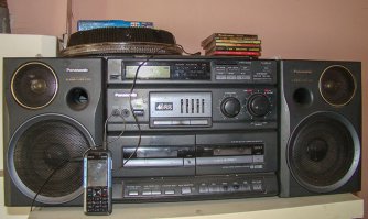 Стоит в летней кухне этот "Панас" уже лет 15- иногда радио включаем. Недавно сделал на нем линейный вход. Изъял у внука из игрушек "нокию", накачал туда музыки - очень даже неплохо звучит. Можно и mp3 плеер слушать.