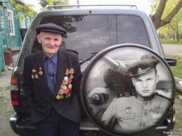 Хороший, собирательный образ. 
Поэтому тоже самое можно сказать по украински:
– Ви були за кордоном?
– В Берліні, Празі.
– Ви їздили туди по службових справах?
– Я не їздив, я пішки.
– В якості туриста?
– Ні, в піхоті.

По казахски?
– Сіз шет елде?
– Берлинде, Прагада.
– Сіз сонда ағылып, қызметтік істері бойынша?
– Мен бардым, мен жаяу.
– Турист ретінде ме?
– Жоқ, жаяу әскерлері.

По таджикски?
– Шумо буданд, дар хориҷа?
– Дар шаҳри Берлин, дар Прага.
– Шумо нишон дод ҷо бо служебным корњои?
– Ман аз сафар, ман пиеда.
– Ҳамчун як backpacker?
– Не, дар пехоте.

И так ещё 150 раз минимум по количеству национальностей СССР, защищавших Отечество. Вечная память! 
Всем мира, добра и здоровья! С наступающим праздником!