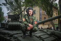 а тут парень с такими габаритами как он ваше в танк залезет ..он реально больше башни