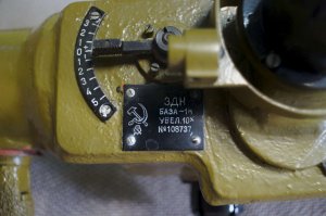 Сам я не сторонник "разукрашек". Ч/Б хроника больше подходит для будней  войны(ИМХО). Но на одном из фото наткнулся на такую "биноклю". Заинтересовался. Может,кому-то тоже будет интересно. Зенитный дальномер. Здесь подробнее: