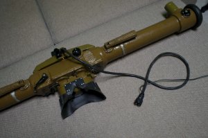 Сам я не сторонник "разукрашек". Ч/Б хроника больше подходит для будней  войны(ИМХО). Но на одном из фото наткнулся на такую "биноклю". Заинтересовался. Может,кому-то тоже будет интересно. Зенитный дальномер. Здесь подробнее: