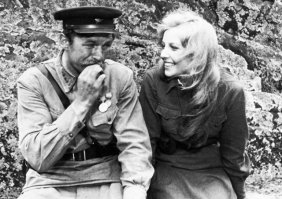 На главную мужскую роль режиссер планировал знаменитого Георгия Юматова. Но на пробах Юматов больше походил на городского супермена, нежели на крепкого вологодского мужика. Вот тут-то на горизонте появился Андрей Мартынов, а предложила его кандидатуру ассистентка Ростоцкого. Она присутствовала на дипломном спектакле Мартынова, где он играл вместе с Ольгой Остроумовой, и молодой актер ей понравился