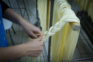 Как делают адыгейский сыр