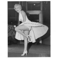 Тут трусики на резинке. А резинка может лопнуть и не только в трусах... Вот они и слетают мгновенно вниз, потому что лёгкие и широкие. 
А все картины как одна - вариация знаменитой киносцены Мэрилин Монро, пытающаяся удержать непристойно раздуваемую ветром юбку.
И нарисованные женщины тоже очень похожи на Монро.