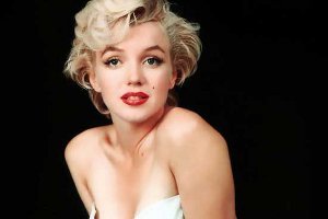 Тут трусики на резинке. А резинка может лопнуть и не только в трусах... Вот они и слетают мгновенно вниз, потому что лёгкие и широкие. 
А все картины как одна - вариация знаменитой киносцены Мэрилин Монро, пытающаяся удержать непристойно раздуваемую ветром юбку.
И нарисованные женщины тоже очень похожи на Монро.