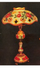 У моей бабушки был похожий светильник. А может даже такой же. Главная его особенность была в том, что на нем не было ни одной кнопки! Чтобы его включить, достаточно было прикоснуться к любой металлической части корпуса! Да да, своеобразный тач-светильник, в те-то времена! К сожалению эта функция через время перестала работать, и светильник уже включали тупо втыкая вилку в розетку.