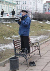 а тут что не так? нормальный человек, он даже обувь снял!