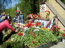 В Литве, в городе Висагинас есть вот такой мемориал, памятник Неизвестному солдату. В стране запрещена символика советского союза, за футболку с серпом и молотом можно нехило схлопотать от властей, как-то был даже показательный процесс над каким-то молодым беднягой, но никто не осмеливается "изменить дизайн" этого мемориала, потому что и в Европе люди понимают кому быть благодарным за Победу. И сегодня там лежат цветы.