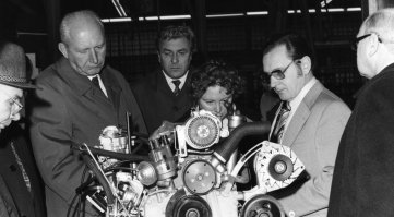 Все эти "пути" мне напоминают один бородатый анекдот:
Американскому миллионеру журналист задаёт вопрос "Как вам удалось стать миллионером?"
Тот рассказывает историю:
"Я приехал в США нищим подростком и на последний доллар купил килограмм немытых яблок, помыл их и продал за 2 доллара.
На вырученные деньги купил 2 килограмма яблок, помыл их и продал за 4 доллара, на вырученные деньги я купил..."
Журналист его перебивает:
"4 килограмма яблок, потом 8 - это всё понятно. Но как быстро вам удалось скопить миллион?"
Миллионер:
"А... миллион... Да нет, яблоки тут ни причём... Просто потом у меня умерла тётя и оставила мне в наследство миллион долларов!"

По мне совершенно похер, чем они там занимались. Чем бы они не занимались, единственное что им помогло, это трепать языком, переступать через трупы, воровать, подкупать, лизать жопы  и другие "политические" способности. Если в не столь давние времена люди из простых рабочих "вырастали" в директора крупных предприятий - это была дань их профессионализма. Пример - Виктор Николаевич Поляков, первый директор АВТОВАЗа. Человек, которого тысячи работников завода звали "батей". А нынешние "эффективные менеджеры" - это говно, которое и всплывает вверх именно по этой причине.