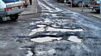 Глядя на эти фотографии можно лишь восторгаться тем, что французы смогли радоваться жизни и жить полноценно даже под оккупацией.
Прошло 70 лет, и глядя на омские дороги, хочется спросить, когда же закончится оккупация Омска? 
Прошло