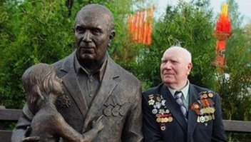 Иван Одарченко был прототипом знаменитого монумента Воину-освободителю - обычный советский солдат со спасенной девочкой на руках. (Я лично встречался с ним когда служил в Тамбове).

В качестве немецкой девочки, которую держит в руках солдат, позировала трёхлетняя Светлана Котикова (1945—1996) — дочь коменданта советского сектора Берлина генерал-майора А. Г. Котикова. Позже С. Котикова стала актрисой, наиболее известна её роль учительницы Марьяны Борисовны в фильме «Ох, уж эта Настя!».