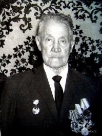 Именно там я нашёл описание подвига своего деда и помог найти данные о награждениях предков-фронтовиков многим людям на Одноклассниках.
Есть фотокопии оригинальных наградных документов. К сожалению, пока нет данных обо всех награждениях, но работа продолжается.

С днём Победы, дедушка! Спасибо, что прикрыл нас...