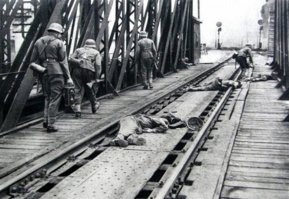 Это вообще то немцы убитые лежат на мосту в Перемышле. Дед до 30 июня там оборонялся. Кому интересно тут в общем то многое описано об обороне Перемышля.