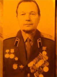 Бараненко Афанасий Петрович
1923-1989

КОМАНДИР «КАТЮШИ»

Полковник Афанасий Петрович Бараненко — участник Великой Отечественной войны. Он родился в 1923 году на Украине. После окончания десяти классов был направлен в военное училище, после него попал на Белорусский фронт. Командовал грозной «Катюшей». Освобождал Белоруссию, Украину, Прибалтику, получил ранение. Награждён тремя орденами Красной Звезды, орденом Великой Отечественной войны, медалью «За боевые заслуги» и множеством других медалей. Прослужил в Советской армии с 18 августа 1941 года по 17 марта 1969 года. После увольнения из армии работал в Болшево, на киностудии Министерства обороны. Был директором отдела готовой продукции. Ушёл из жизни в 1989 году.