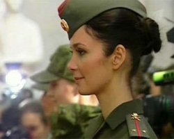 Армии в юбках: кто выходит на парады в мини
