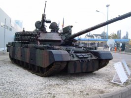 Румынские модернизированные Т-55 побили на учениях американские «Абрамсы»
15 сентября 2014
Блог Andrei-bt со ссылкой на интернет-издание «Набат» сообщил, что румынское танковое подразделение недавно приняло участие в натовских учениях по отработке совместных наступательных действий с применением тяжёлой бронетехники. Учения прошли на полигоне близ города Хоэнфельс (Германия), в нём приняли участие танкисты из 14 государств.
По данным издания, «Румыния на учениях была представлена машинами TR-85 "Бизон", которые составляет основу бронетанковых сил страны и являются глубоко модернизированной версией советского Т-55, производившегося в СССР в 50-е гг. прошлого века».

«В ходе учений был проведен учебный встречный бой румынских TR-85-M1 "Бизонов" против американских М1 "Абрамс" (Abrams). Наши танкисты выбили 8 из 11 американских машин. По признанию экипажей, после учебного боя американцы выглядели сильно раздраженными», – цитирует «Набат» румынскую газету «Зиаре». 

Однако блог указывает, что «в реальности успехи румынских танкистов были бы несколько скромнее, т.к. их БПС (подкалиберный снаряд) на базе израильского М309 способен на дальности 1000 м пробить лишь 400 мм катаной гомогенной стали, что для защищенных участков "Абрамса" явно недостаточно». Такой снаряд может пробить только борта и некоторые другие ослабленные зоны.

На сайте btvt.narod.ru приводятся характеристики румынского танка:

«314 TR-85M1 является модернизированным вариантом танка TR-85 (создан на базе Т-55). Он оснащён новой гидропневматической подвеской и новым двигателем 8VS-A2T2 M немецкого производства, мощностью 860 л. с.

На машине установлена автоматизированная СУО CICLOP M. Бронезащита корпуса и башни танка усовершенствована по сравнению с Т-55. ВЛД танка представляет собой комбинированную преграду, аналогичную устанавливаемым на ранних версиях Т-72. Башня танка также усовершенствована, по заявлению разработчиков эквивалент защиты башни представляет 350 мм.

В качестве основного вооружения сохранена 100 мм нарезная пушка, боекомплект (41 выстрел) размещён в забашенной нише, снабжённой вышибными панелями. Вес танка возрос до 50 тонн, а удельное давление на грунт возросло до 1 кг/см. кв. Экипаж – 4 человека».