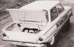 В Запорожском машиностроительном институте в 1973 году на кафедре электрических машин под руководством ассистента В.Б. Павлова был создан электромобиль на базе «ушастого» ЗАЗ-968. Эта машина имела импульсный полупроводниковый преобразователь, что являлось новинкой для аккумуляторного электротранспорта и выгодно ее отличало от машин со ступенчатым регулятором. Разработанная схема преобразователя позволяла плавно изменять режимы работы электродвигателя, избежать потерь на сопротивлениях, и (самое важное) производить автоматическое рекуперативное торможение с подзарядкой аккумуляторных батарей.
«Ушастый электрозапорожец» был оснащен электродвигателем типа «ДК-908» мощностью 4 кВт при 1000 оборотах в минуту и напряжением 30 В.
При испытании электромобиля была достигнута максимальная скорость 60 км/час. Электромобиль получил название ЗМИ – электро. Аккумуляторная батарея «электроЗАЗа» весила около 400 кг. Без подзарядки прототип мог преодолеть целых 100 км, что является и сейчас не самым плохим показателем.
Машина демонстрировалась в 1974 году на Всесоюзной выставке научно-технического творчества молодежи (ВДНХ, г.Москва, павильон «Космонавтика») и заслужила наивысшую оценку специалистов (этот ЭМ на ВДНХ СССР получил бронзовую медаль, а электроника его управления – серебряную!). Тогда было признано, что электромобиль готов для запуска в серию. Однако в серийное производство машина так и не пошла, в большей степени по политическим, нежели экономическим мотивам.
Для справки: в 1974 году на родине электромобилестроения в Западной Европе — Франции запущена в серию машина «Цитадин» («Горожанка»). На ней был применен ступенчатый регулятор работы двигателя. Представляете, на сколько советские конструкторы обогнали своих европейских коллег по уровню разработки!.. Советское электропреобразовательное оборудование к тому времени было одним из самых передовых и совершенных в мире.
