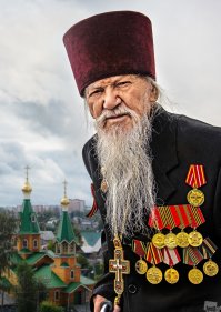 Если для вас человек прошедший всю войну артиллеристом, защищавший дорогу жизни и блокадный Ленинград, контуженый и раненый дважды возвращавшийся с того света, награждённый медалями за отвагу, за оборону Ленинграда, за взятие Кенисверга и за попобеду над Германией не ветеран, то кто тогда вы? Не стыдно?