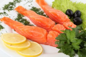 Не, я уж лучше сделаю сама себе бутерброд: отрежу большой кусок красной рыбы и маленький кусочек хлеба.
А всё что продаётся под названием "суши" отведайте сами.