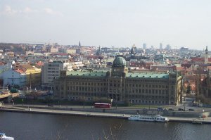 На первых кадрах - Купол «Генбаку» (Атомный купол) — до Второй мировой войны являлся Выставочным центром Торгово-промышленной палаты Хиросимы. В результате атомной бомбардировки 1945-го года был сильно повреждён, но уцелел, несмотря на то, что находился всего в 160-ти метрах от эпицентра.
Будучи в Праге, следует обратить внимание здание Министерства промышленности и торговли, расположенного на территории Нового города (район Праги) и являющегося младшим братом Атомного купола.