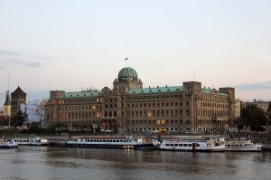 На первых кадрах - Купол «Генбаку» (Атомный купол) — до Второй мировой войны являлся Выставочным центром Торгово-промышленной палаты Хиросимы. В результате атомной бомбардировки 1945-го года был сильно повреждён, но уцелел, несмотря на то, что находился всего в 160-ти метрах от эпицентра.
Будучи в Праге, следует обратить внимание здание Министерства промышленности и торговли, расположенного на территории Нового города (район Праги) и являющегося младшим братом Атомного купола.