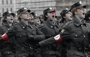  Самые красивые участницы праздничного парада