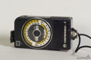 Ленинград очень посредственный экспонометр. В помещениях почти бесполезен. Поскольку использует только токи от фотоэлемента.
В результате приобрёл гораздо более крутой Свердловск-4. С питанием от РЦ-53. В низком освещении он точней.