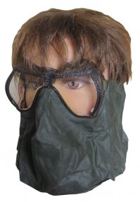 Немного дополню.
Стрелку из базуки полагалась вот такая защитная маска, которая, однако, не получила широкого распространения в войсках.