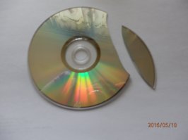 Я купил материнку asus, с ней в комплекте шел диск с дровами, я один раз его достал из конверта, перекинул дрова на диск д, диск положил в конверт, конверт в коробку от материнки, и больше к коробке не притрагивался. Где-то через пол года я полез за еще одним кабелем сата.
Афигенно сохранилось все!