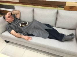 Директор уснул на работе, а подчиненные отправили его в приключения 