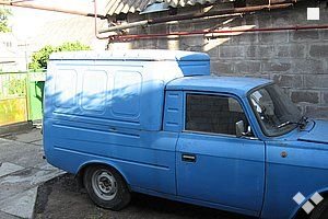 УЧИЛСЯ ЕЗДИТЬ НА ПИКАПЧИКЕ 2715 . ТАМ ЦЕНТРАЛЬНОГО ЗЕРКАЛА ВООБЩЕ НЕТ.
 так и осталась привычка смотреть только в боковые )