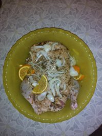 Мой маринад для утки:
Лук
Соль
Специи на ваш вкус
Апельсины
Чесночёк
Соевый соус
Чуть мёда
Чернослив (на фотке его не видно, но он там есть))))
Всё это добро на сутки в холодильник. 
Потом в духовку