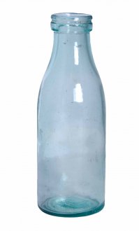 а еще... у меня была крыса и не одна, домашняя. Не знаю, но по размеру они не уступают нормальным уличным. Они могут пролезть везде, куда пролезет их голова, но... она (голова крысы) врядли пролезет в горлышко бутылки от колы или... ну разве что в эту...