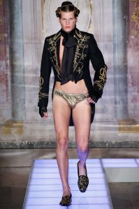 Выражение лица этого персонажа напомнило старый анекдот.

Лекция в вузе. Профессор рассказывает о римских легионерах:
- Воины годами пребывали в походах, и это сплачивало их настолько, что они, как правило, влюблялись друг в друга. И это поощрялось, ибо легионер, потерявший в одном лице и друга и любовника, был беспощаден к врагу и мстил за убитого.
Тут один студент хихикает:
- Значит, легионеры были neдиками?
Профессор тяжело вздохнул, снял очки, посмотрел на студента и говорит:
- neдики, говорите? Да не дай вам бог повстречаться хоть с одним таким neдиком. Нет, мой юный друг, это были никакие не neдики. Это были настоящие боевые nидapacы!