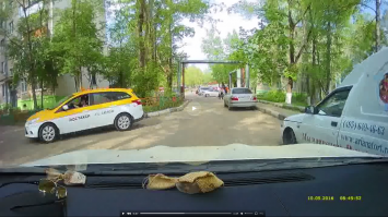 За рулем такси баба, не???