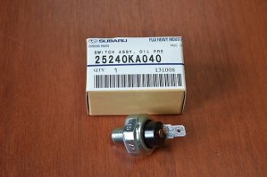 У меня у самого Субару. Эти суки узкоглазые уже 50 лет не могут сделать качественный датчик давления масла. Меняется раз в квартал ибо начинает течь. Вот фото этого гада. Знайте в лицо.

з.ы. некоторые фанаты просто закручивают вместо него болт. И ездят
с горящим индикатором "выкинь двигатель".