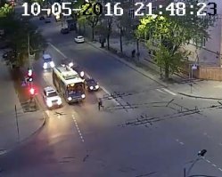 Баба, конечно, дура, оправданий нет, но меня также раздражают дебилы, которые рвут с места на красный с жёлтым, не дожидаясь, пока загорится зелёный. Ещё, cукa, сигналит, хотя мне до тротуара 4 шага.