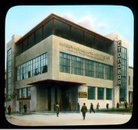 ""на ней живая Москва, еще не изуродованная большевиками""

Судя по фото это 30е года . А в 41 начнётся война и большая часть городов будет стёрта в пыль .