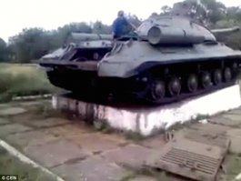 В Новороссии успешно применяли в бою танк ИС-3, который забрали прямо с постамента, танку около 70 лет.