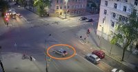 Она просто полоумная. Допустим, водила джипа ее провтыкал и поехал, но она то машину видит и продолжает бежать в нее. Ладно, тут к психиатру надо.
И да, тут в самом начале видео есть еще один гений дорожного движения.