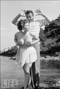 «Мисс Фестиваль» Симона Сильва позирует топлес с Робертом Митчумом, Канны, апрель 1954 год