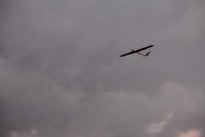 у меня так с самолетом РД было ))))  
После зимы собирал + менял двиг на новый, потоянно отвлекали, и я двиг, в итоге - только наживил блаить.. 
Пришел на поле, включил все, проверил, запустил - самолет прошел метров 50, после чего вперед ушел двиг с винтом а туша в землю спланировала