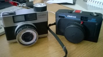 Кстати о фотиках... Иду тут с работы и вижу как бомжары , на помойке кромсают кучу (более 40-ка единиц) разных старых фотиков и приёмников... Самые ценные старые экземпляры были уже разворочены...((( Выезжало помещение старой мастерской и всё что было выкинули на мусорку...
Вот такое варварское отношение...(((
Зацепил пару единиц не ценных, но уцелевших...