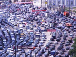 ДВИГАТЕЛИ ВНУТРЕННЕГО СГОРАНИЯ

У большинства автомобилей на наших дорогах есть двигатель внутрешшего сгорония. Как правило он располагается где-то в районе капота.
В центре кадра виден пикап Тойота Хуликс (да знаю я что он назваеется "Hilux", просто так прикольнее. и,да, там нет тойоты, но какая разница :) ), у него есть ДВС.
Также тут можно заметить грузовик "Газель" тоже с двигателем внутрешшего сгорония...