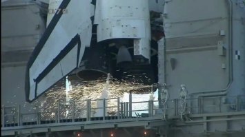 Заметили, у пиндосов при стартах шаттлов и других водородных ракет чато показывают кучу искр под соплами двигателей?
Нет, это не прикуриватель, это специально для того чтобы выжигать стравливаемый или утекший водород, чтобы он не скапливался в больших объемах, иначе будет большой бабах