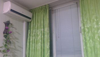 Мое окно в Сочи. Жалюзи, плотные шторы и два кондера на квартиру. Один фиг если солнце в окно светит то этого не хватает.